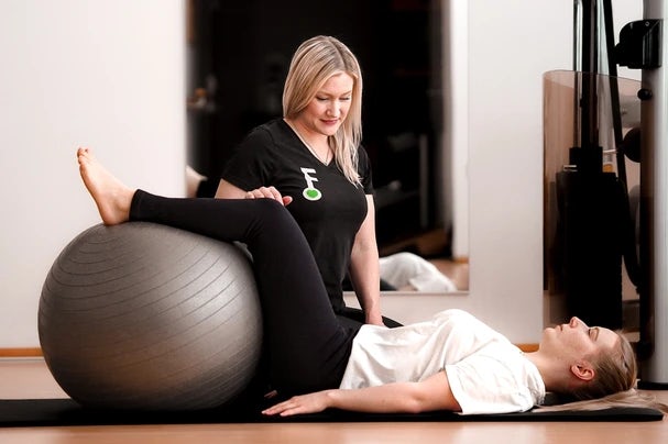 Äitiysfysioterapeutti ohjaa keskivartaloa vahvistavia ja vatsalihasten erkaumaa kuntouttavia harjoitteita raskaudesta ja synnytyksestä palautumisen tueksi palloa hyödyntäen